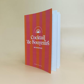 Carnet MS Vacances Cocktail de Souvenirs fermé sur fond beige