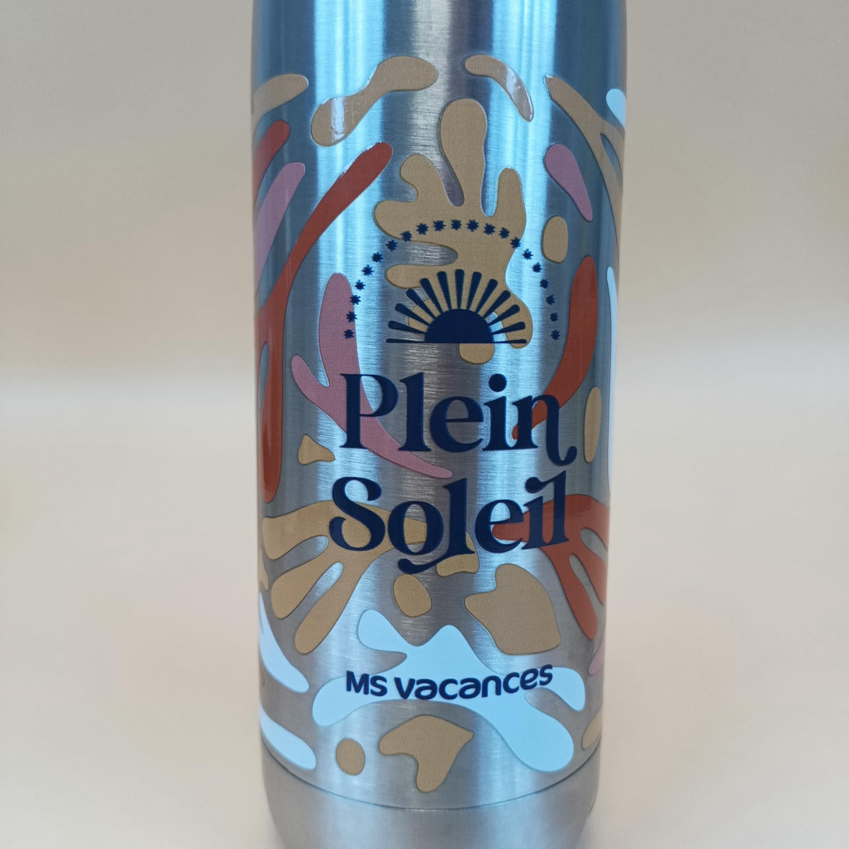 Détail du design coloré Plein Soleil sur gourde