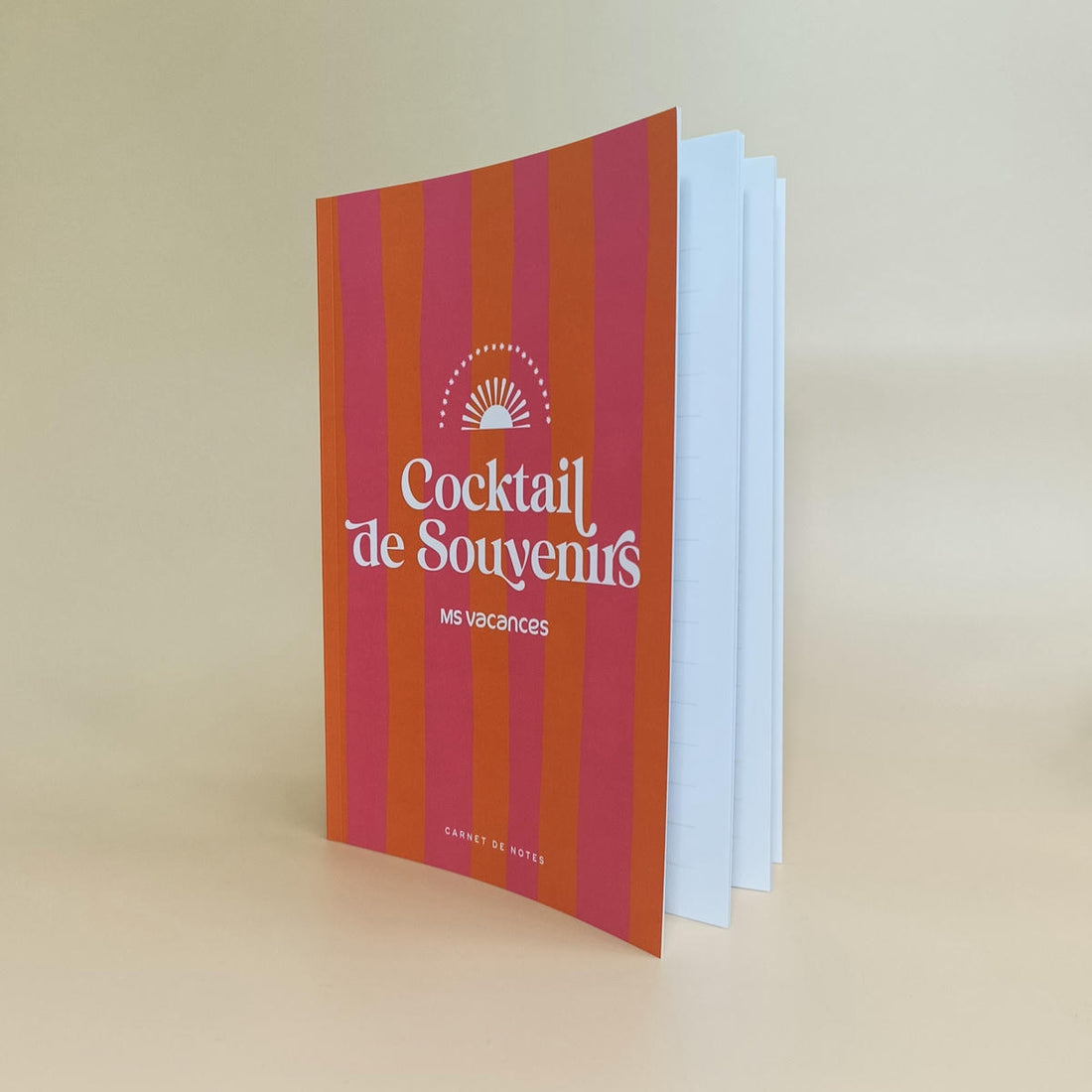 Carnet MS Vacances Cocktail de Souvenirs fermé sur fond beige
