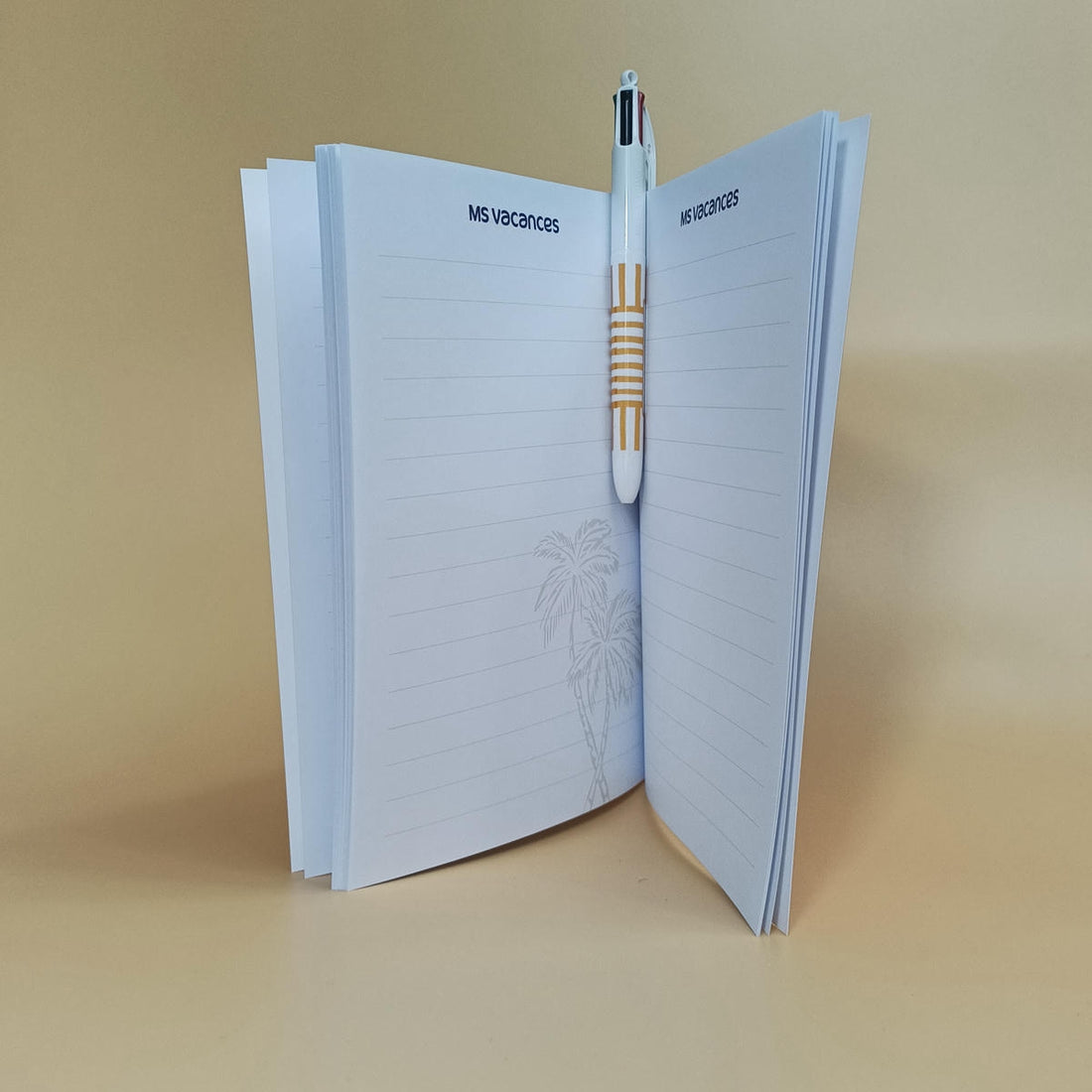Carnet MS Vacances Cocktail de Souvenirs fermé sur fond beige