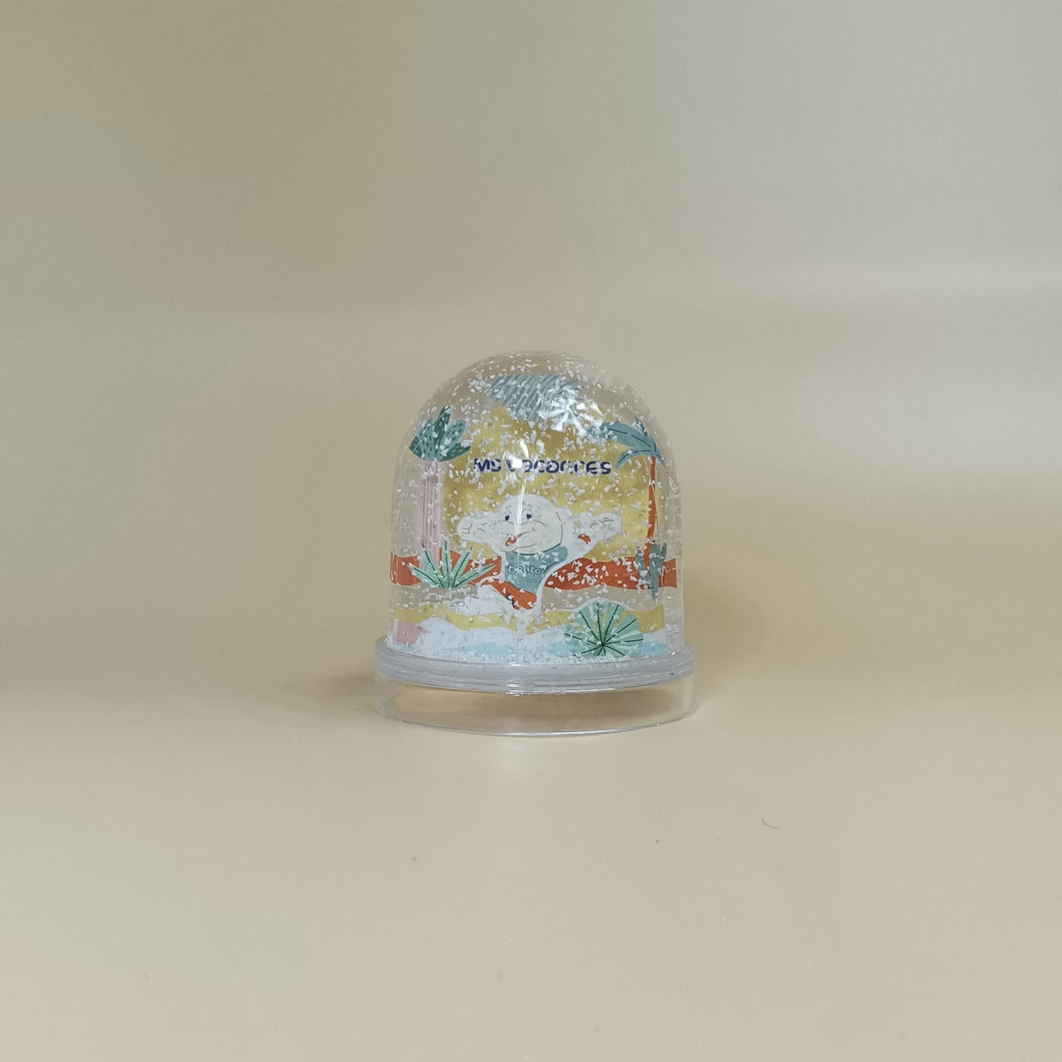 Boule à neige secouée avec flocons en mouvement