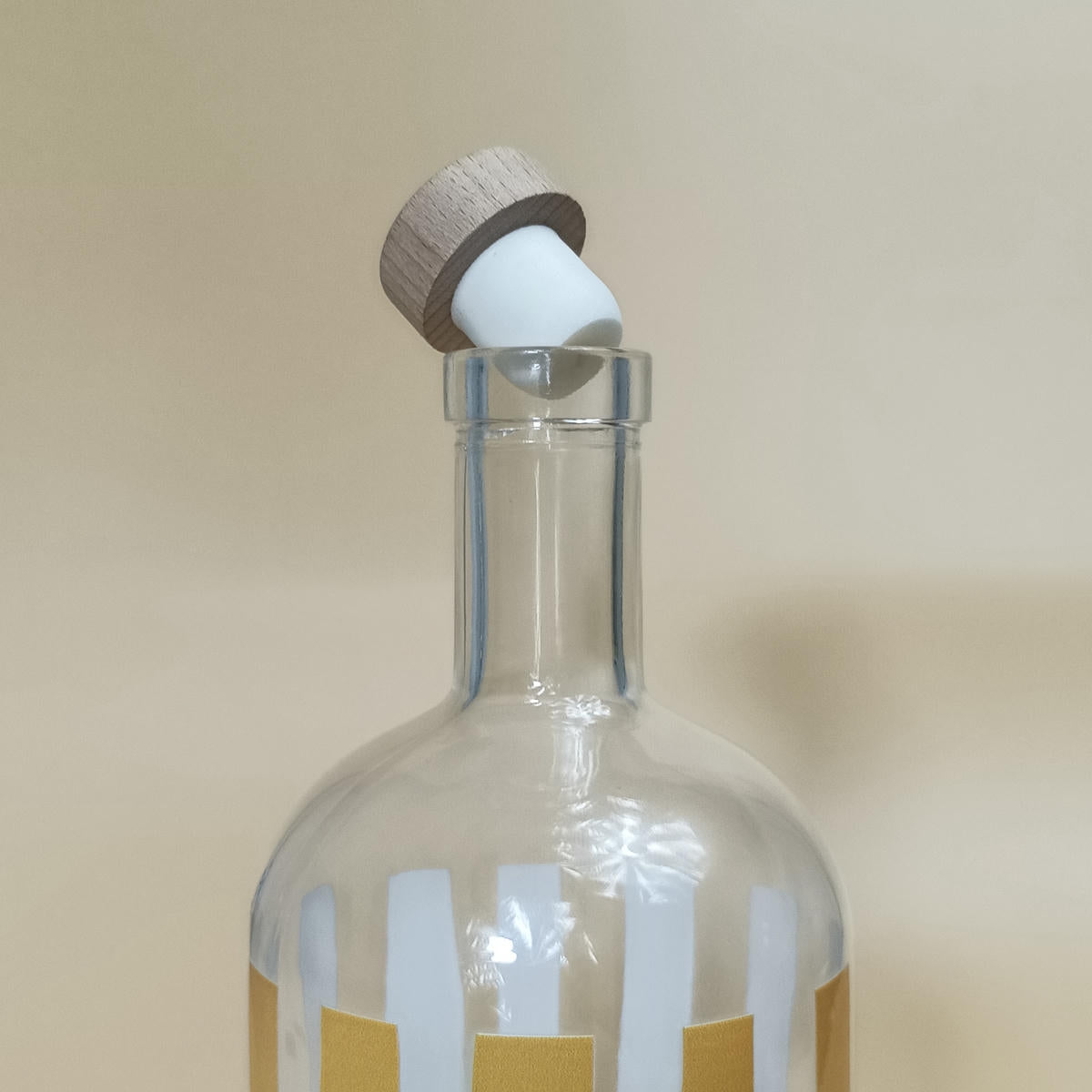 Détail du bouchon en bois de la bouteille